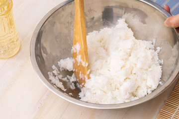 酢飯を作る女性の手元　Vinegared rice