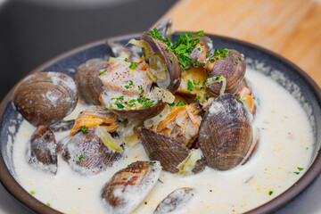 In American amateur restaurant, clam chowder is typically served without clams. It is quite unfair for eaters to place their trust in the so called name. However, some restaurants earn high marks for 