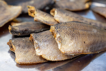 Drying salted fish (Snakeskin gourami) to save for food is a common practice in Vietnamese fish farming. It's the same as salty Italian meats. This will aid in reserving food sources for future season