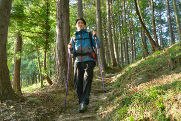 Obraz premium 下山する男性登山者