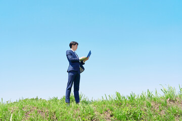 屋外でパソコンを使うビジネスマン