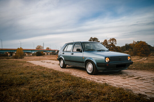 1991 Volkswagen Golf II Mk2 (second generation) german oldtimer rare original color 5-door side look