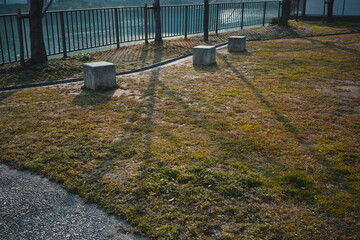 해의 그림자가 있는 놀이터 들판