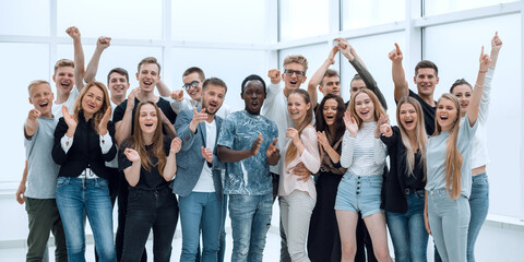 Obraz premium team of happy young people standing together