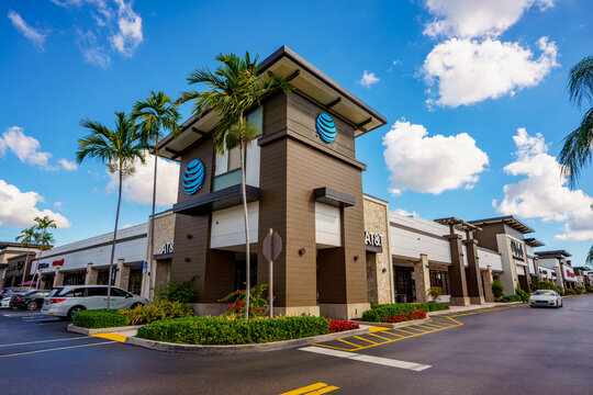 Photo of shops and restaurants at Tower Shops outdoor mall Davie Florida atnt