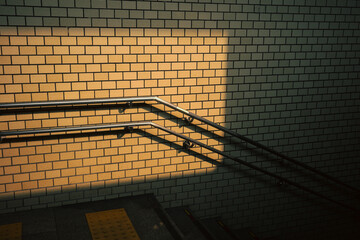 지하철 계단의 볕 드는 순간