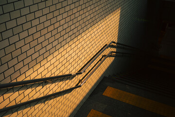 지하철 계단의 볕 드는 순간