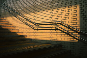 지하철 계단의 볕 드는 순간