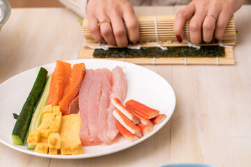 手巻き寿司を巻く手元　sushi