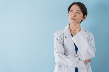 考える女性医師