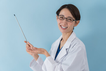 指示棒で話す日本人女性医師