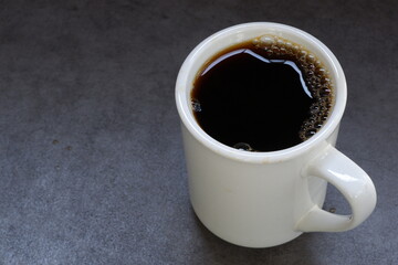淹れたてのフレッシュなコーヒーが入ったコーヒーカップ