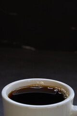 淹れたてのフレッシュなコーヒーが入ったコーヒーカップ