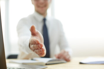 Obraz premium Businessman extending hand to shake