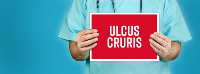Ulcus cruris (Offenes Bein). Arzt zeigt rotes Schild mit medizinischen Wort. Blauer Hintergrund.