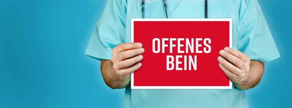 Offenes Bein (Ulcus cruris). Arzt zeigt rotes Schild mit medizinischen Wort. Blauer Hintergrund.