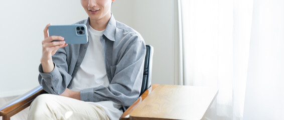 スマホを見る若い男性