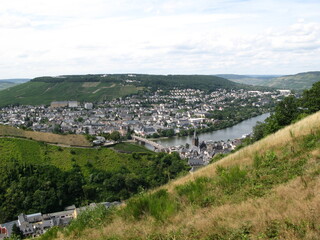 Fototapeta na wymiar Landschaft an der Mosel in Bernkastel-Kues