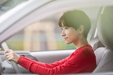 車を運転するアジア人女性