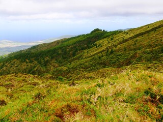 Vue panoramique sur la montagne Monte Escuro sur l'île de Sao Miguel dans l'archipel des Açores au Portugal Europe 