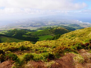Fototapeta na wymiar Vue panoramique sur la montagne Monte Escuro sur l'île de Sao Miguel dans l'archipel des Açores au Portugal Europe 