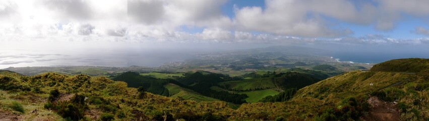 Vue panoramique sur la montagne Monte Escuro sur l'île de Sao Miguel dans l'archipel des Açores au Portugal Europe 