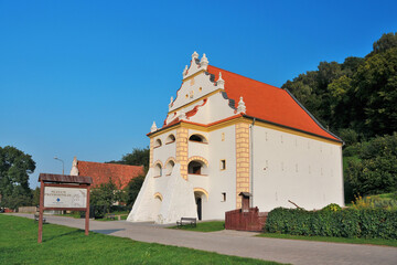 Old granary in Kazimierz Dolny, Lublin Voivodeship, Poland. - obrazy, fototapety, plakaty