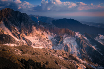 Naklejka premium Cave di Marmo di Carrara viste dal Drone, al tramonto