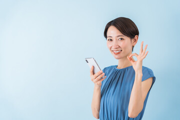 携帯でを持つ日本人女性