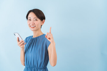 携帯でを持つ日本人女性