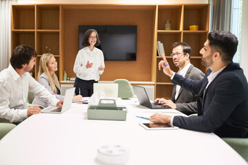 Start-Up Business Team im Konferenzraum in einer Diskussion