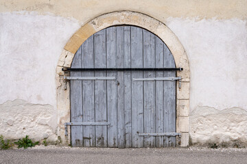 Eine alte Mauer mit alten Holztor als Hintergrund