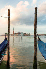 Venezia. Gondole al palo verso l'isola di San Giorgio Maggiore