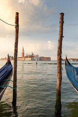 Venezia. Gondole al palo nel bacino di San Marco verso l'isola di San Giorgio Maggiore