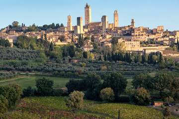 Fototapeta premium San Gimignano, Siena. Veduta della cittadina con le torri nel contesto rurale