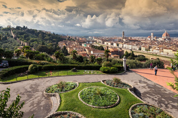 Firenze. Piazzale Michelangelo. Aiuole verso l' Arno e la città
