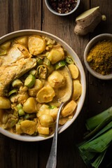 plat de poisson cabillaud au curry lait de coco poireau et pommes de terre