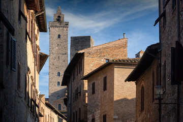 Fototapeta na wymiar San Gimignano, Siena. Vista della Torre grossa da una strada nel centro 