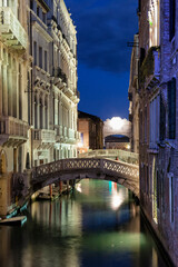 Obraz na płótnie Canvas Venezia. Rio di Palazzo con Ponti verso Ponte dei Sospiri di notte