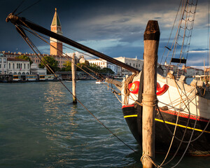 Venezia.Punta della Dogana con il trabaccolo Vecchio Trionfo al palo. 
