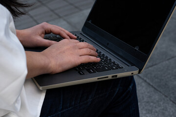 ノートPC　タイピング