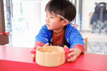 おままごとで遊ぶ子供