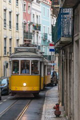 Naklejka na ściany i meble Strassenbahn in der Altstadt von Lissabon