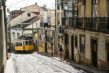 Fototapeta na wymiar enge Gassen in Lissabon