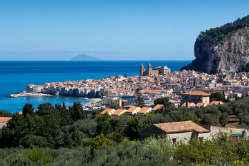 Palermo. Cefalù. Veduta della cittadina con la cattedrale e la Rocca 
