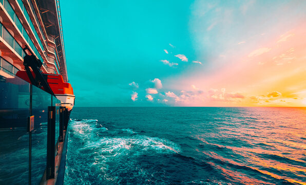 Schiff auf hoher See in den Sonnenuntergang