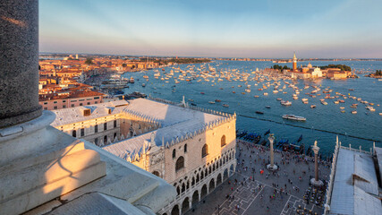 Venezia. Veduta dal Campanile di San Marco con Palazzo Ducale e regata in bacino verso l'isola di...