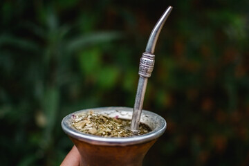 Compartiendo un mate tradicional argentino y uruguayo con yerba mate en un entorno natural...