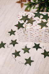 Deko für Weihnachten: Holzhänger Stern, Holz, Grün Anhänger Ornament Sterne