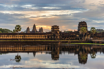 Fototapeta na wymiar Angkor Wat temple with sunset sky reflecting in water